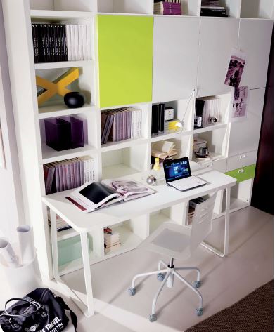 scrivania con libreria